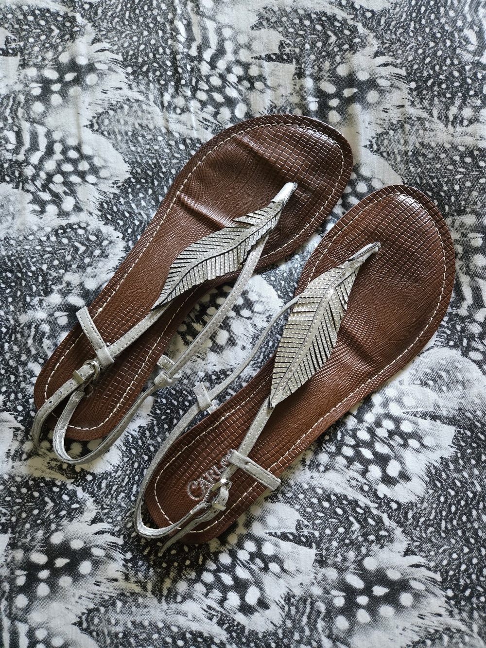 Carlos by Carlos Santana Silver Leaf T-Strap Sandals Size 11